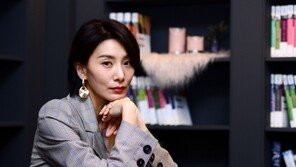 [연예뉴스 HOT 5] 김서형, 프로야구 잠실 개막전 시구