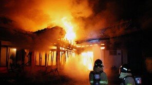 “장판 밑에 돈 있는데”…소방관들, 불길 막으며 찾아줘