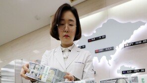 외화예금 넉달만에 최저치…“달러 비쌀때 팔자”