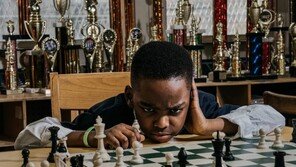 뉴욕 ‘체스 챔피언’ 등극한 8세 노숙자 난민 소년