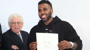 [동아포토]5G 체험하는 제이슨 데룰로