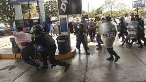 니카라과 시위로 100여명 체포, 정부 야당 대화도  중단