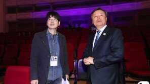 탁현민 “작년 관함식때 욱일승천기, 수자기·데니태극기로 대응”