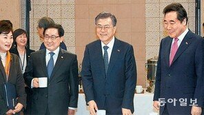 文대통령 “우리 경제 여러 측면서 개선”