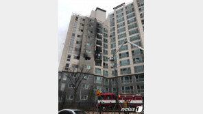 군산 한 아파트 5층서 화재…임산부 등 12명 부상