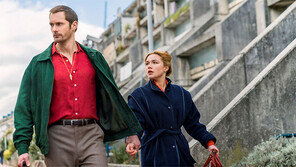 원색감각으로 살려낸 로맨틱 첩보물… 박찬욱 감독 ‘더 리틀 드러머 걸’