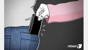 “오랜만입니다”…인사 하는 척 껴안으며 지갑 훔친 50대 女