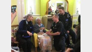 英 104세 할머니 경찰에 체포…“죽기 전 버킷리스트”