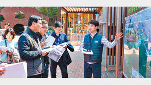 거제시 관광시설 둘러보는 청양군수