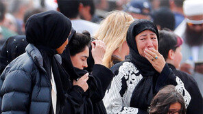 테러 희생자 장례식… 눈물의 크라이스트처치