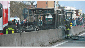 이번엔 伊서 스쿨버스 방화… 反이민 정책에 흉흉해지는 유럽