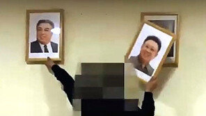 “김일성-김정일 초상화 부숴”… ‘자유조선’ 홈피에 동영상