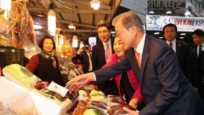文대통령 “지역 대표 상권 거듭나길”…대구 칠성시장 방문