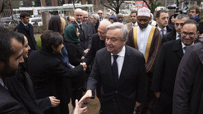 유엔 사무총장, 이슬람사원 방문…“모든 종교 보호” 약속
