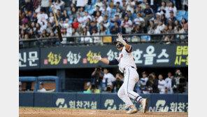 두산 박건우, 한화 서폴드 상대로 시즌 1호 홈런