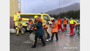 노르웨이 헬기들, 강풍속에서 크루즈선객 1300명 구조