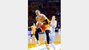 펄펄 나는 박지수, 지친 삼성생명에 더 큰 부담