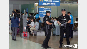 ‘기관단총 논란’ 靑 “MB·朴 때와 같아”VS하태경 “靑, 쿨하게 마무리해라”