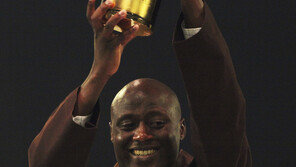 케냐 과학교사, ‘글로벌 교사상’ 수상…상금 11억원 받아