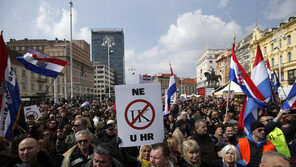 크로아티아의 눈덮인 산악지대서 난민 15명 구조돼