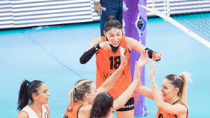 김연경, 친정 페네르바체 울렸다…엑자시바시, 터키여자배구컵 우승