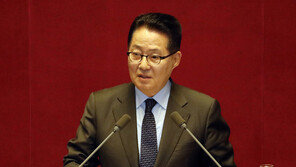 박지원 “기관단총 노출은 文대통령 경호원의 일탈행위”