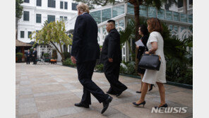 北, 연락사무소 돌연 철수했다 돌연 복귀…속내 누가 알까