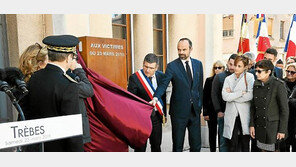 “우리는 영웅을 결코 잊지 않는다”