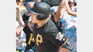 근육 키우고 염분 줄인 ‘홈런 체질’ 강정호, 시범경기 7호포… 한국인 신기록