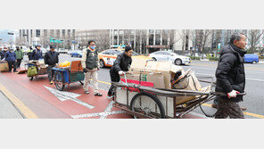 “기초연금 줬다 뺏다니…” 폐지 손수레 끌고 청와대로