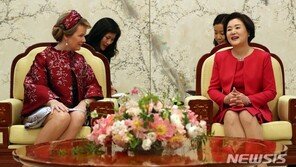 김정숙 여사, 벨기에 왕비에 “한국의 봄, 평화 열정으로 뜨거워”