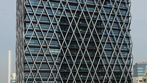 철도 위에 세워진 일본 최초 고층빌딩… 높이만 100m