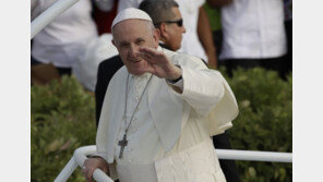 “반지 입맞춤 마세요”…교황 거부로 불붙은 가톨릭 문화전쟁