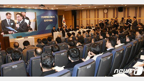 조양호 회장 경영권 빼앗은 대한항공 주총…고성과 삿대질 ‘공방’