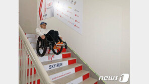 “롯데월드타워 123층부터 1층까지 휠체어로 내려가기”…기네스 新기록 성공
