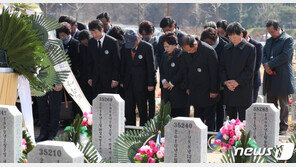 탁현민, ‘대통령 화환 명판 훼손 사건’에 “국격훼손” 비판