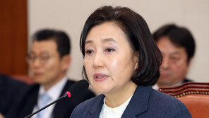 ‘셀프 방어’ 나선 박영선…여야는 서로 “내로남불” 공방