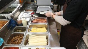 “인건비 올라서…” 김밥말기도 자동화 바람