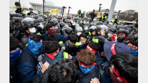 민노총 “ILO 핵심협약 비준”… 국회 진입 시도하며 경찰과 충돌
