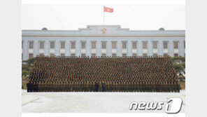 北 김정은, 군부 행사 참가자들과 기념촬영…‘군심 잡기’