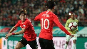 싸워주고 버텨주고 연계해주고…확실한 타깃맨이 된 황의조