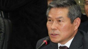 ‘서해 불미스런 충돌’ 정경두, 사퇴 요구에 “명예롭게 해나갈 것”