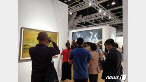 아트바젤 홍콩 첫날 ‘문정성시’…수십억 작품 잇달아 팔려