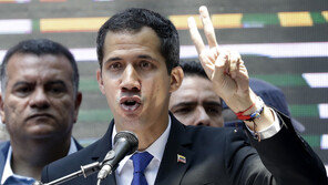 베네수엘라 정부 “과이도 공직출마자격 15년간 박탈”…美 “웃기는 일”