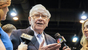 ‘애플 3대 주주’ 워런 버핏, 2만원짜리 삼성 폴더폰 사용…왜?