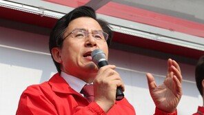 황교안 “文정권 위선, 사회악 숨기는 검은 우산…민생 어루만져야”