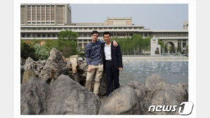 “고립된 북한? 평양 지하철에는 ‘스마트폰 좀비’ 가득”