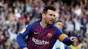 ‘인간이 아닌’ 메시, 10시즌 연속 40골