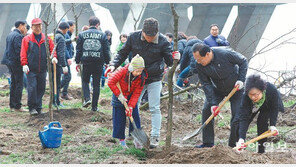 “서울을 푸르게” 식목일 나무심기