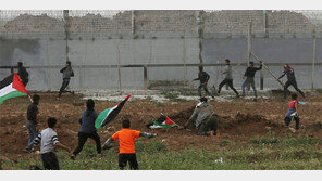 팔레스타인 3만명 시위… 이스라엘군 발포로 4명 숨져